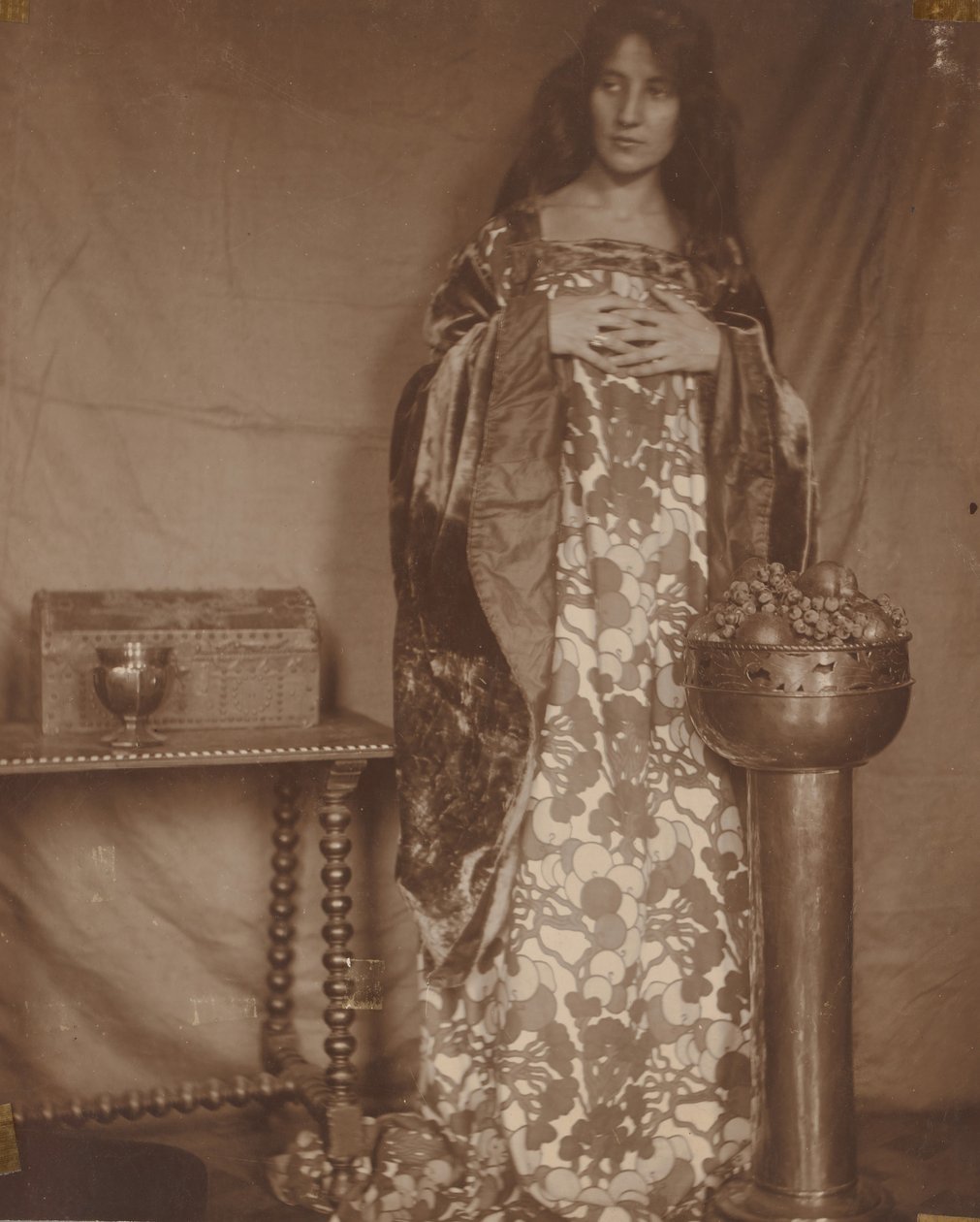 Porträtt av Alice Dieudonne Chase, ca. 1906. av Alice Gerson Chase