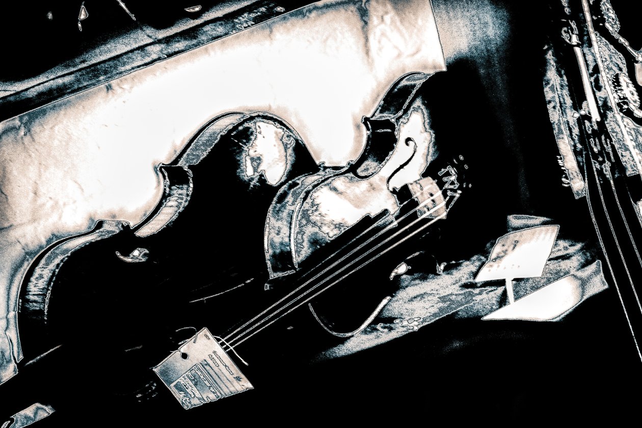 Broken String, 2018 (handmålat fotografi) av Alice Gur-Arie