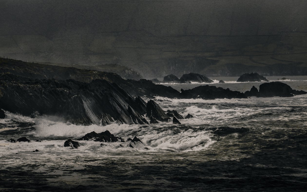 Cliffs Near Inch, 2018 (handmålat fotografi) av Alice Gur-Arie