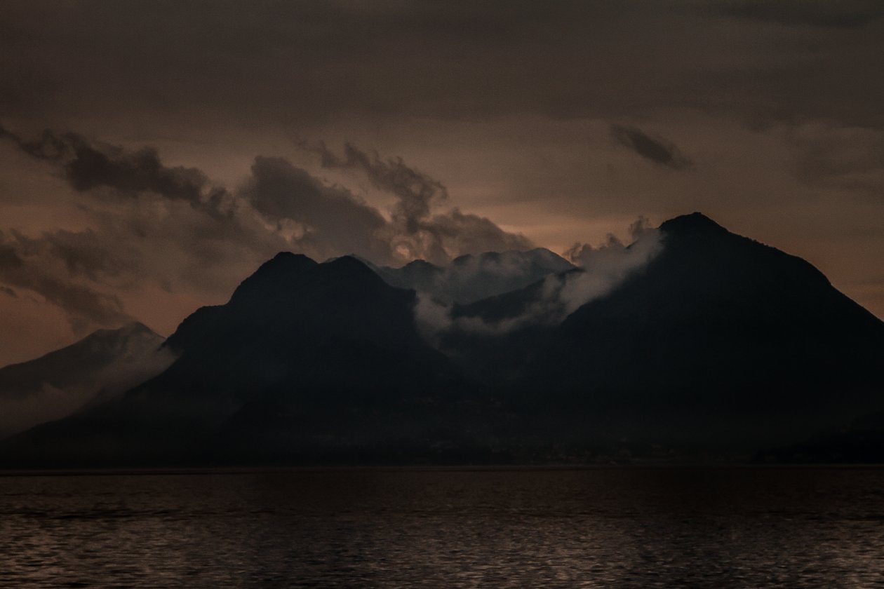Lago Maggiore i gryningen, 2016 (handmålat fotografi) av Alice Gur-Arie