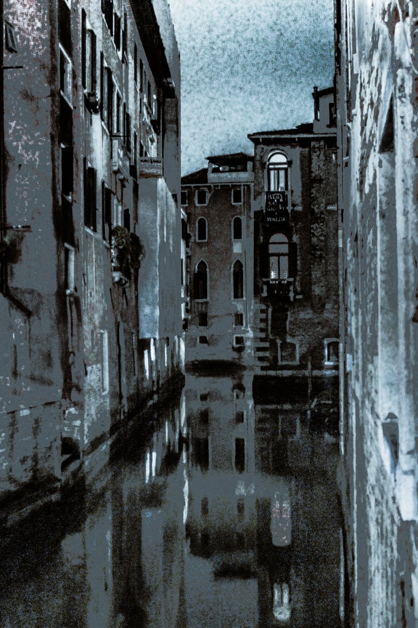 Stilla morgon, Venedig, 2019 (handmålat fotografi) av Alice Gur Arie