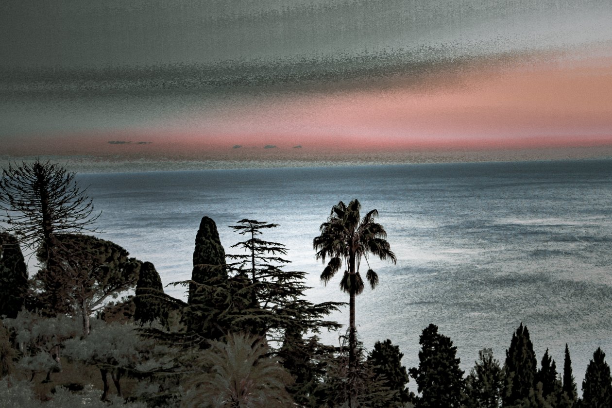 Taormina Sunset, 2019 (handmålat fotografi) av Alice Gur-Arie