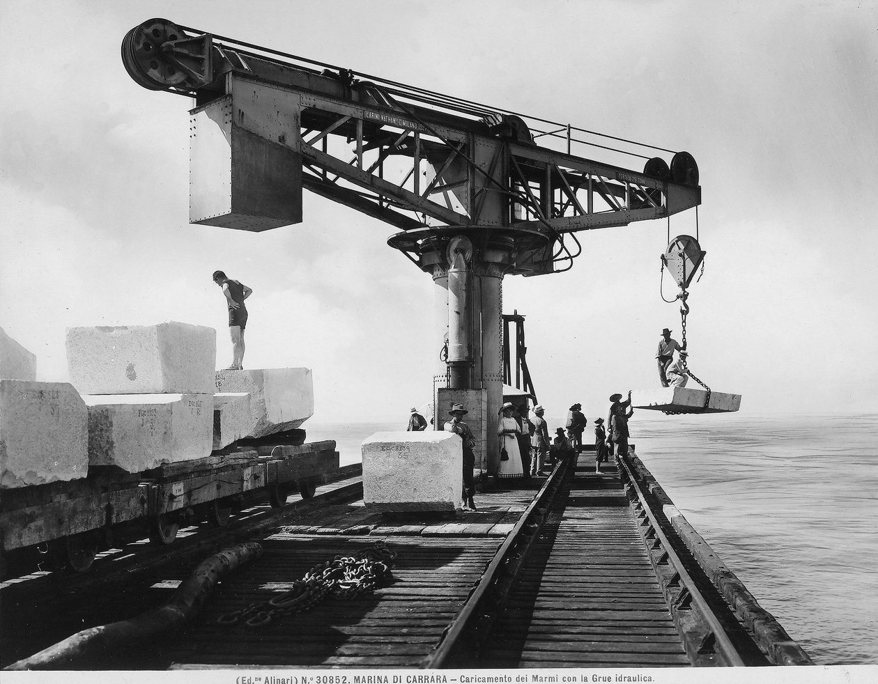 Lastar block av marmor med en hydraulisk kran i Marina di Carrara (s/v foto) av Fratelli Alinari
