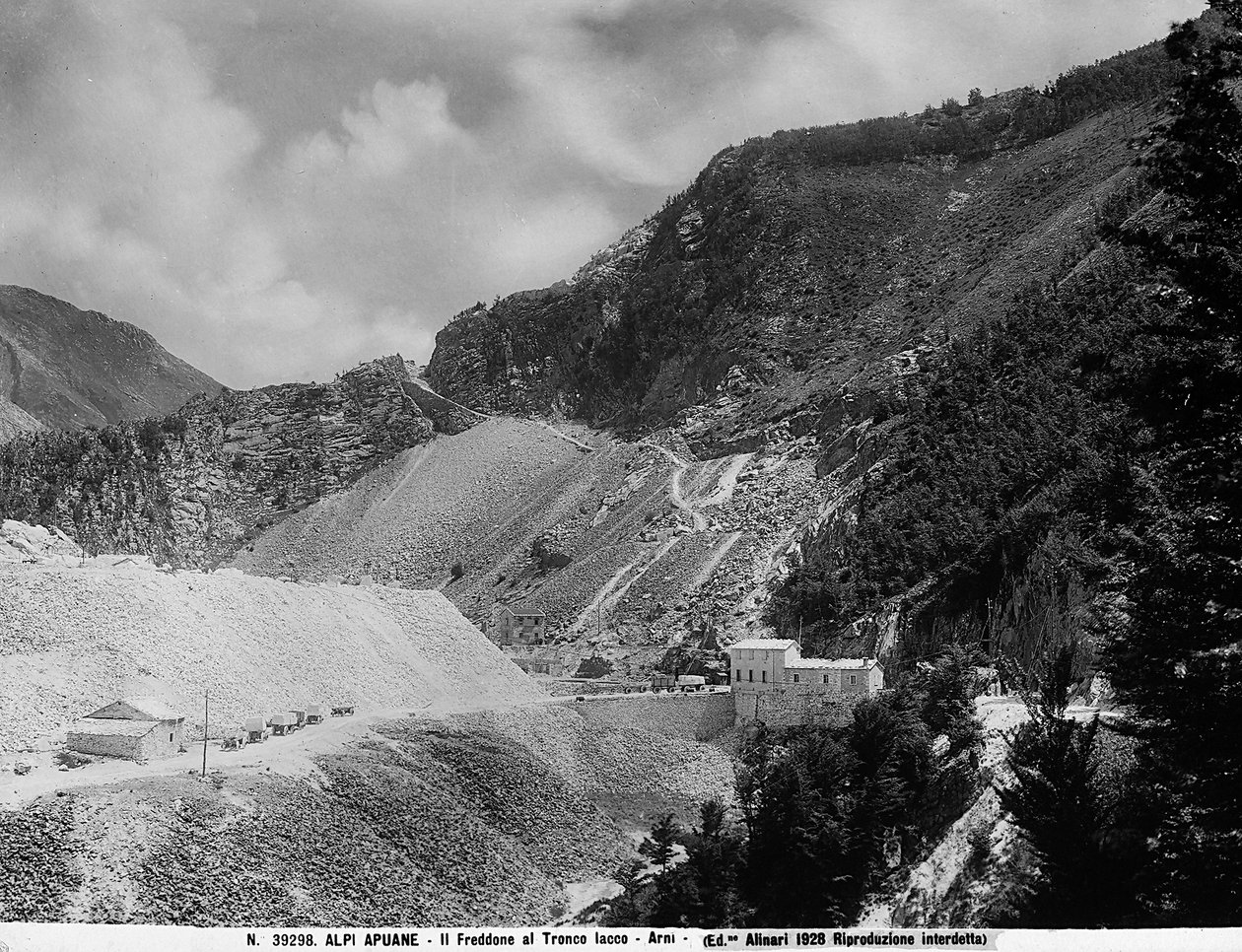 Monte Freddone på Iacco-sträckan i Apuane-alperna i Arni (LU) med marmorbrott (sv/v-foto) av Fratelli Alinari