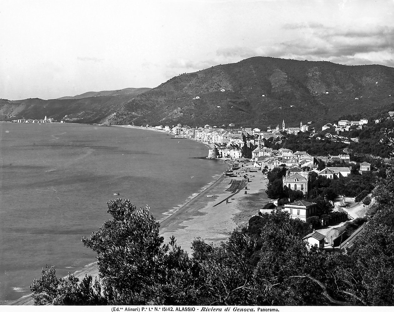 Panoramautsikt över staden Alassio, provinsen Savona, ca 1915-20 (s/v foto) av Fratelli Alinari