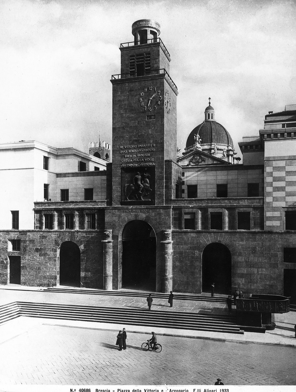 Piazza della Vittoria med Mussolini-tornet, Brescia (svart/vitt foto) av Fratelli Alinari