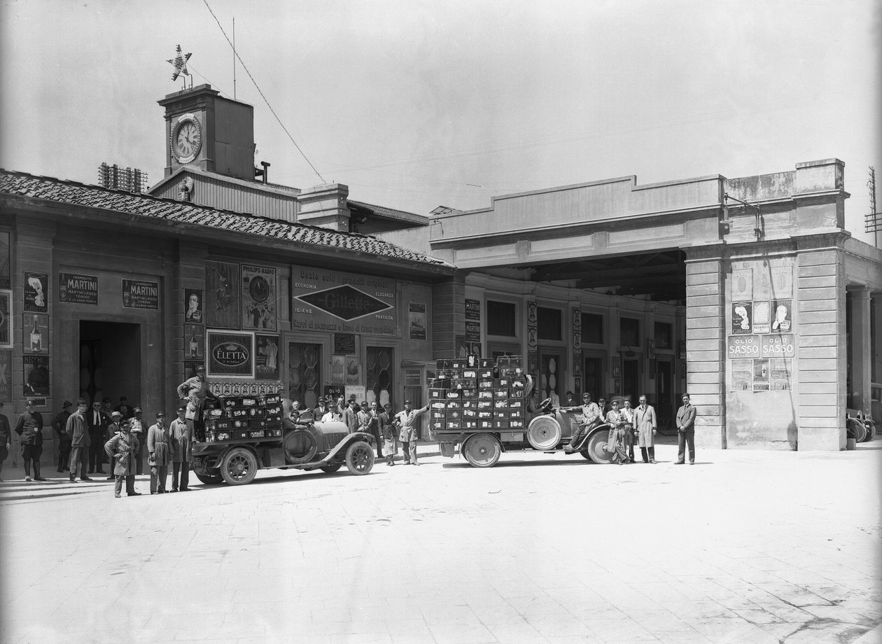 Bärare framför stationen, designad av Enrico Maria Antonia Present (på platsen där den nya järnvägsstationen Santa Maria Novella), Florens (s/v foto) av Fratelli Alinari