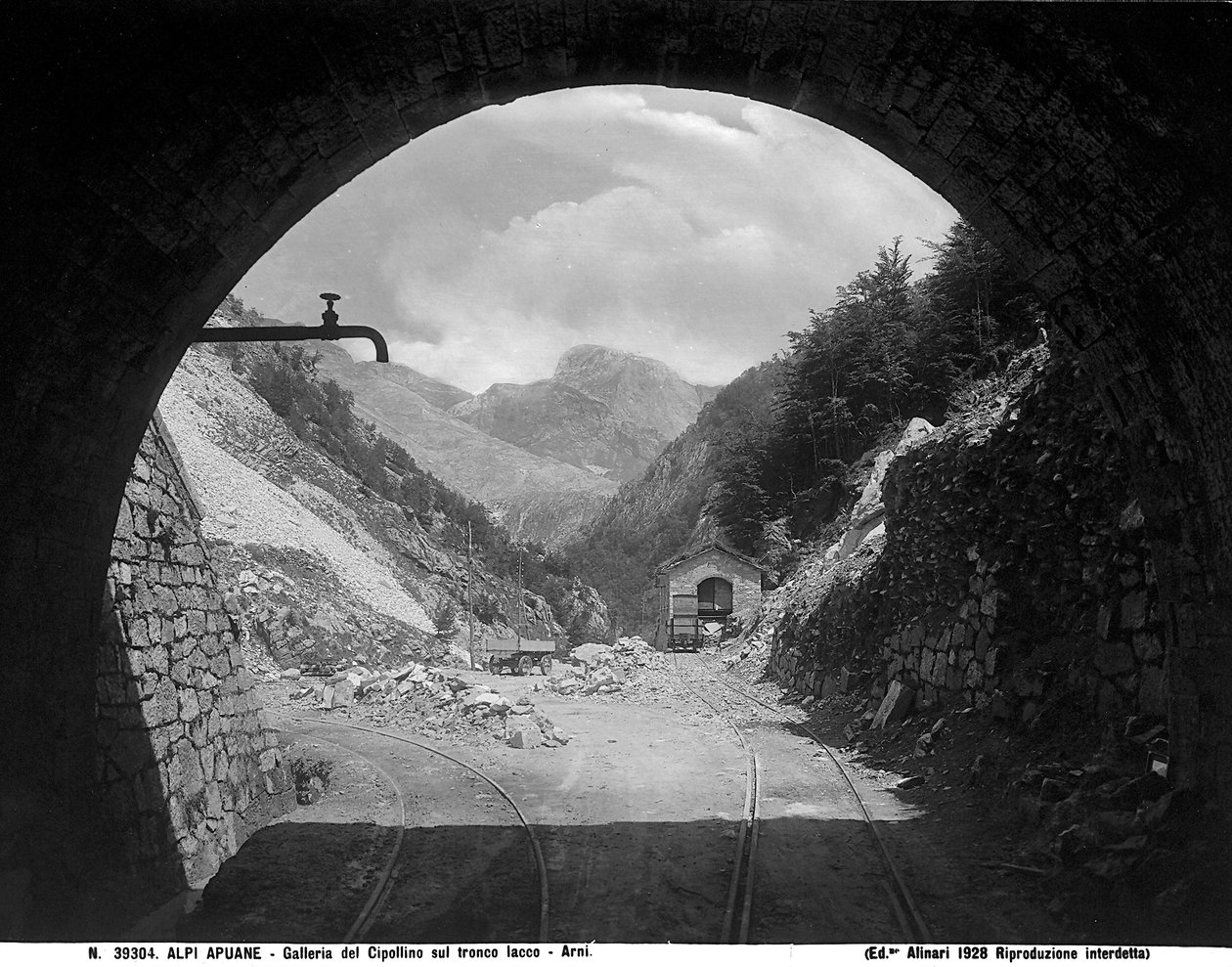 Cipollaio-tunneln på järnvägssektionen Arni-Iacco i Apuan-alperna i provinsen Lucca (s/v foto) av Fratelli Alinari