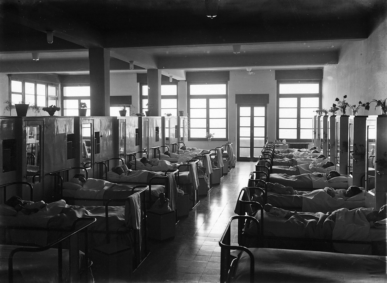 Villa Rosa Maltoni Mussolini: barn i sina sängar (s/v foto) av Fratelli Alinari