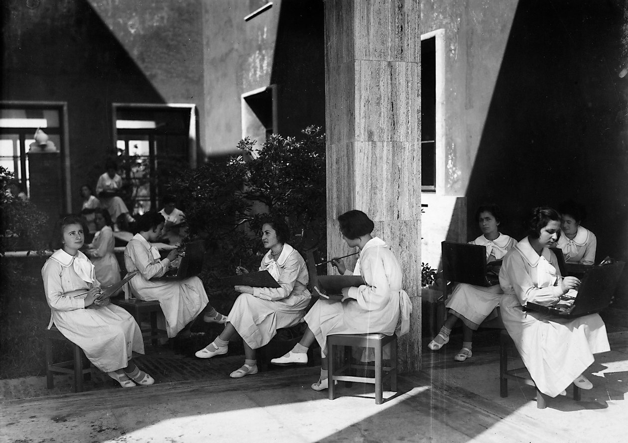 Villa Rosa Maltoni Mussolini: kvinnliga studenter under en målarlektion (s/v foto) av Fratelli Alinari