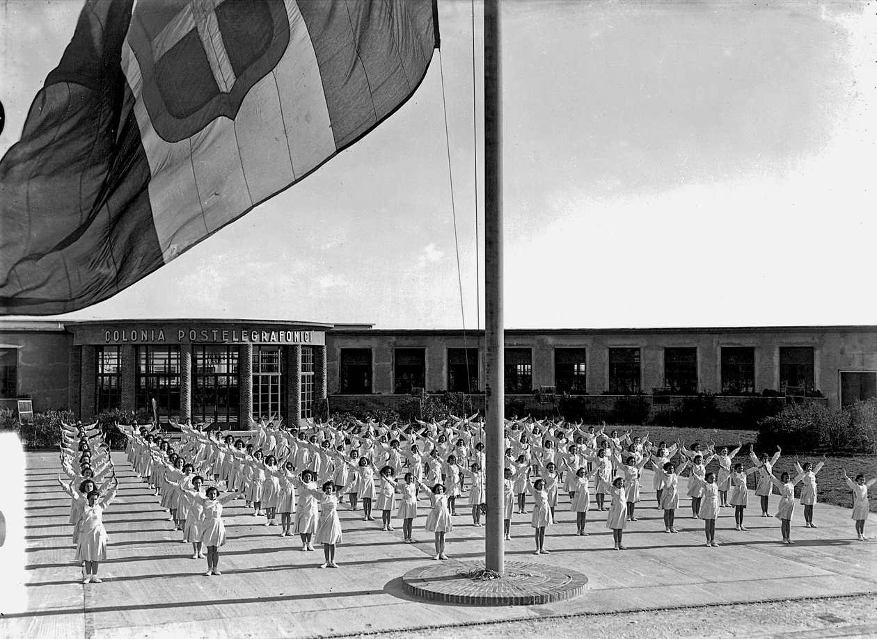 Villa Rosa Maltoni Mussolini: kvinnliga studenter tränar (s/v foto) av Fratelli Alinari