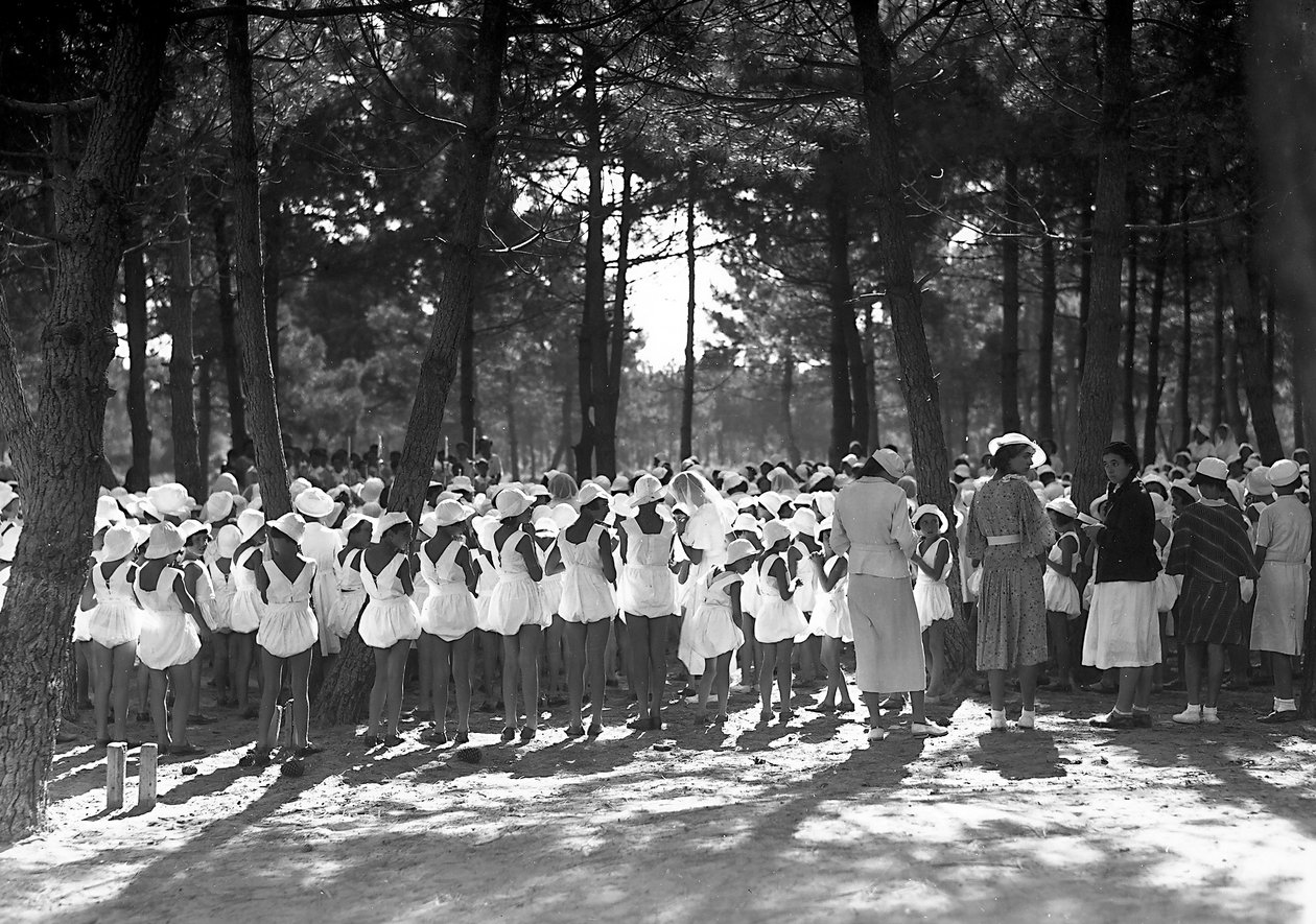 Villa Rosa Maltoni Mussolini: kvinnliga studenter samlade i talllunden (s/v foto) av Fratelli Alinari