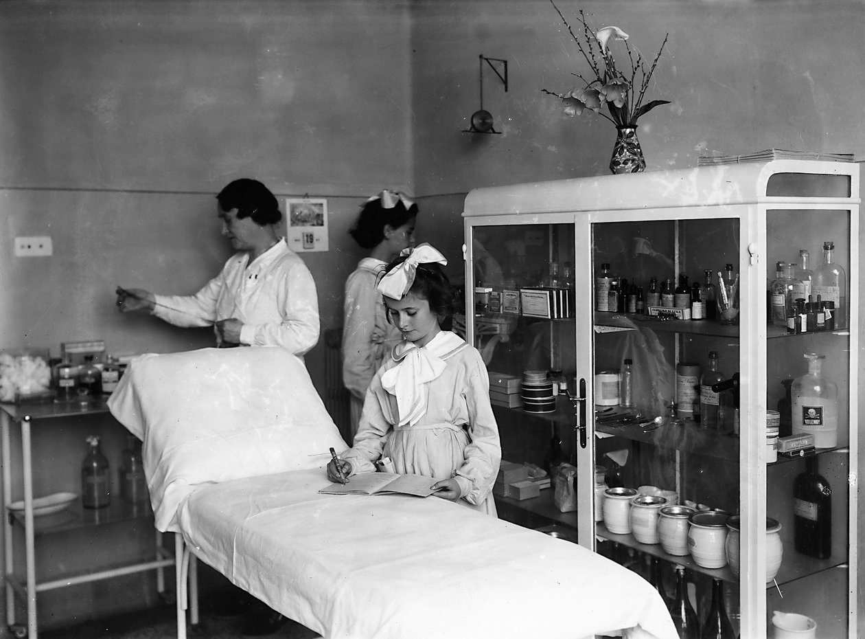Villa Rosa Maltoni Mussolini: kvinnliga studenter i sjukstugan (s/v foto) av Fratelli Alinari