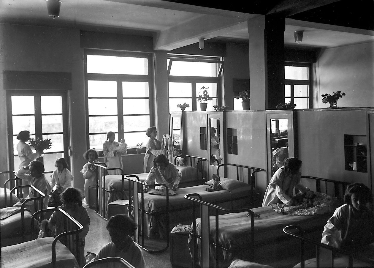 Villa Rosa Maltoni Mussolini: kvinnliga studenter städar sina sovrum (s/v foto) av Fratelli Alinari