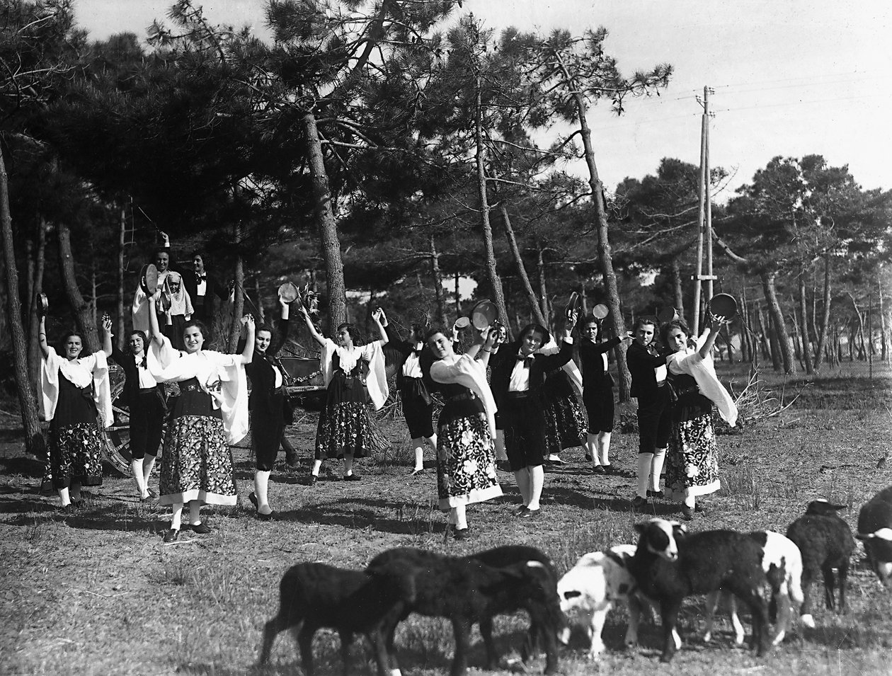 Villa Rosa Maltoni Mussolini: grupp tonåringar som bär traditionella napolitanska dräkter (s/v foto) av Fratelli Alinari