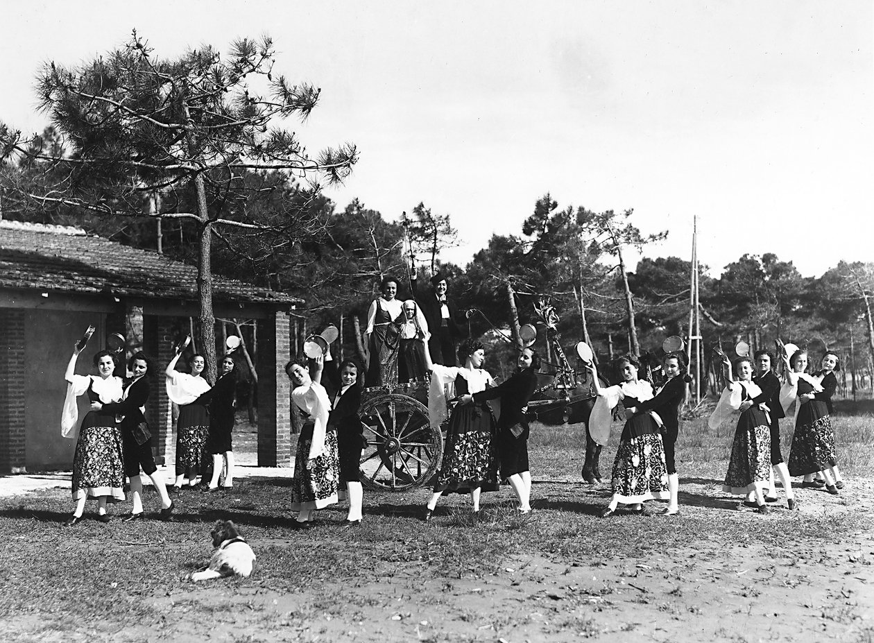 Villa Rosa Maltoni Mussolini: grupp tonåringar som bär traditionella sicilianska dräkter (s/v foto) av Fratelli Alinari