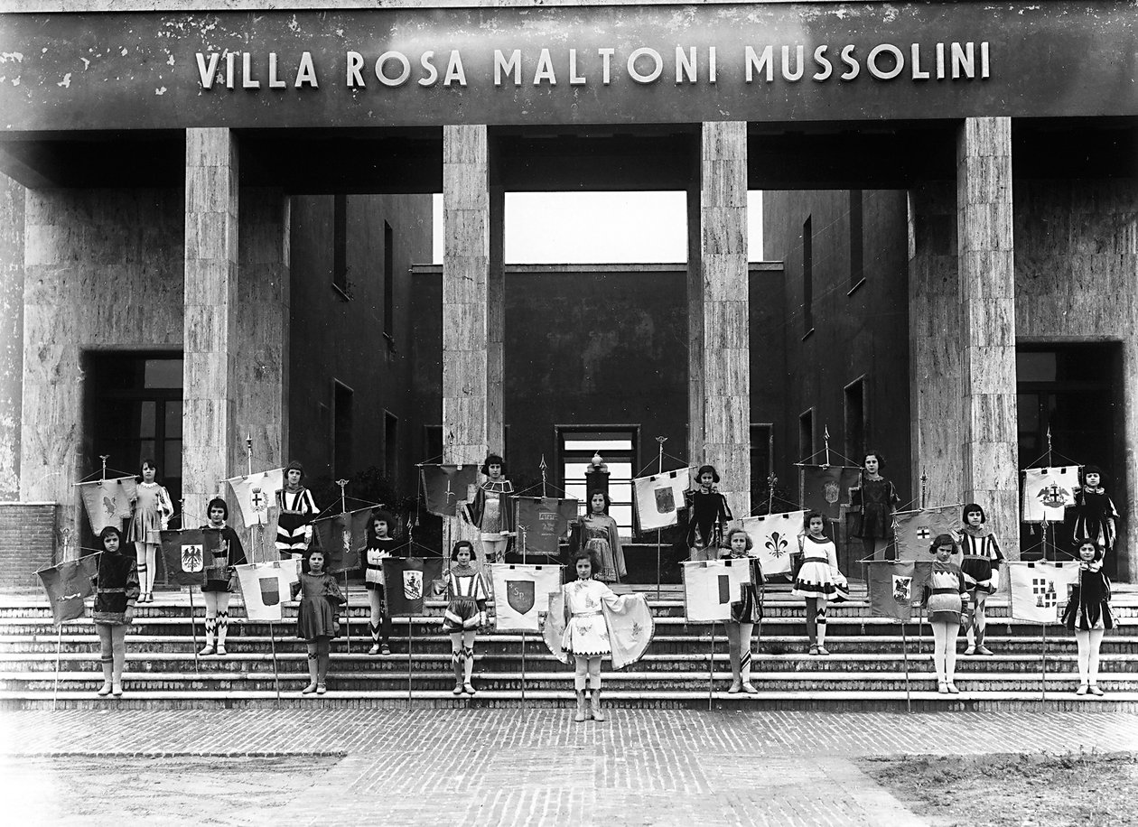 Villa Rosa Maltoni Mussolini: en grupp unga flickor klädda som pagepojkar (svart/vitt foto) av Fratelli Alinari