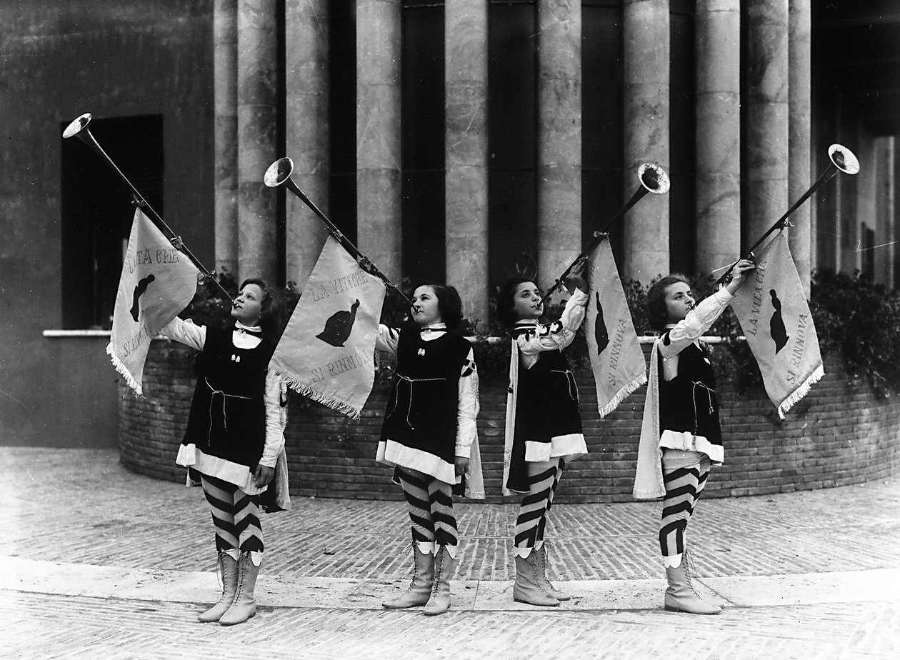 Villa Rosa Maltoni Mussolini: grupp unga flickor utklädda till page boys (s/v foto) av Fratelli Alinari