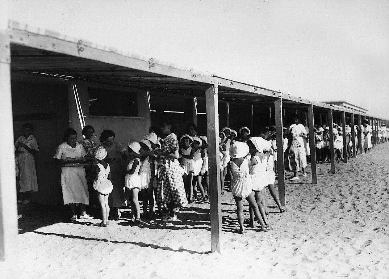Villa Rosa Maltoni Mussolini: måltidsutdelning på stranden (s/v foto) av Fratelli Alinari