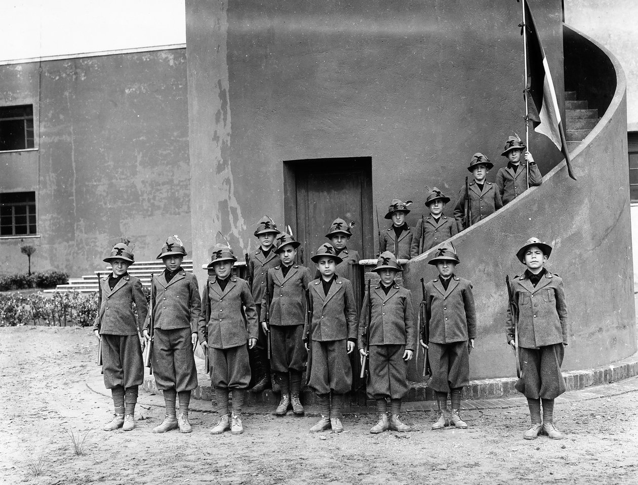 Villa Rosa Maltoni Mussolini: porträtt av barn som bär friuliska militäruniformer (s/v foto) av Fratelli Alinari