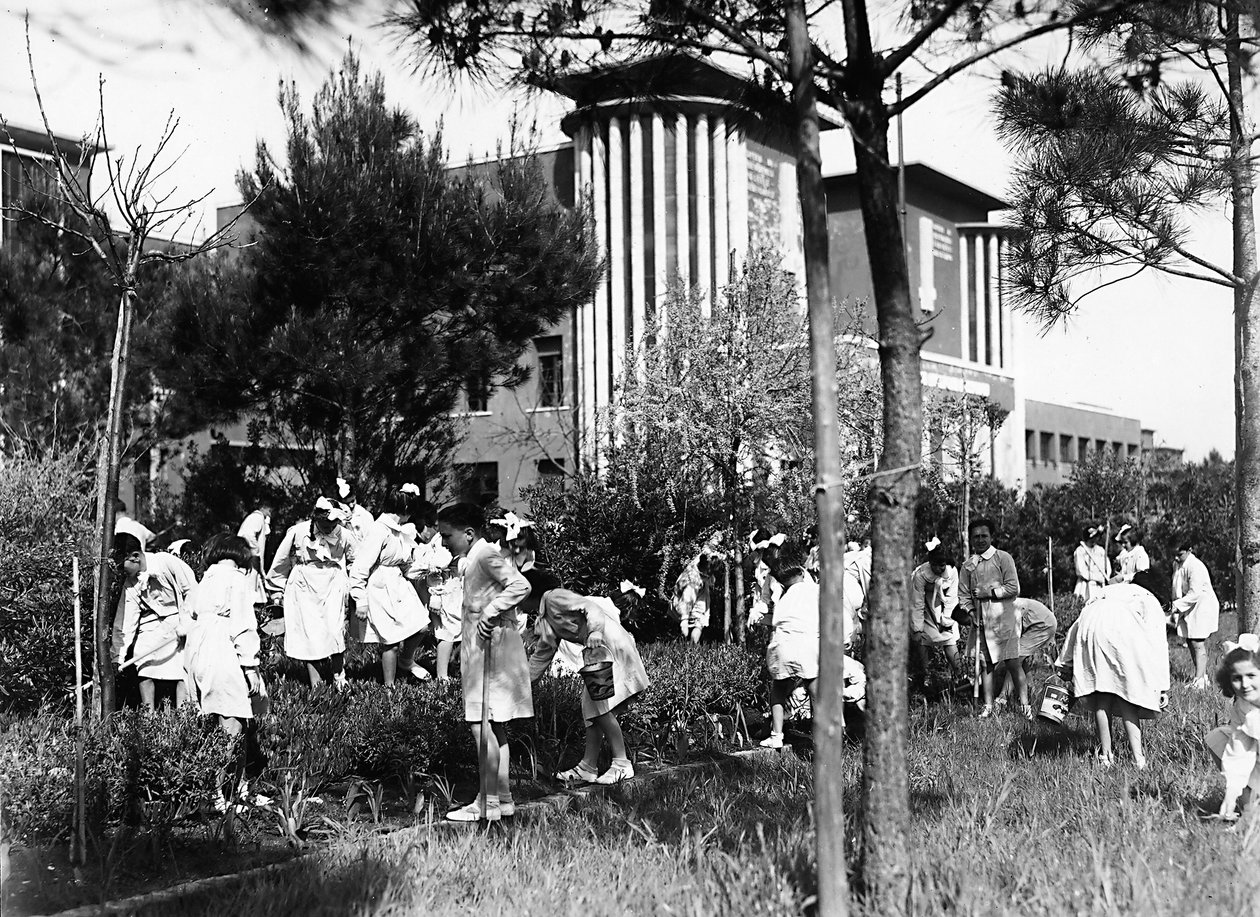 Villa Rosa Maltoni Mussolini: studenter utanför institutet arbetar i grönsaksträdgården (svart/vitt foto) av Fratelli Alinari