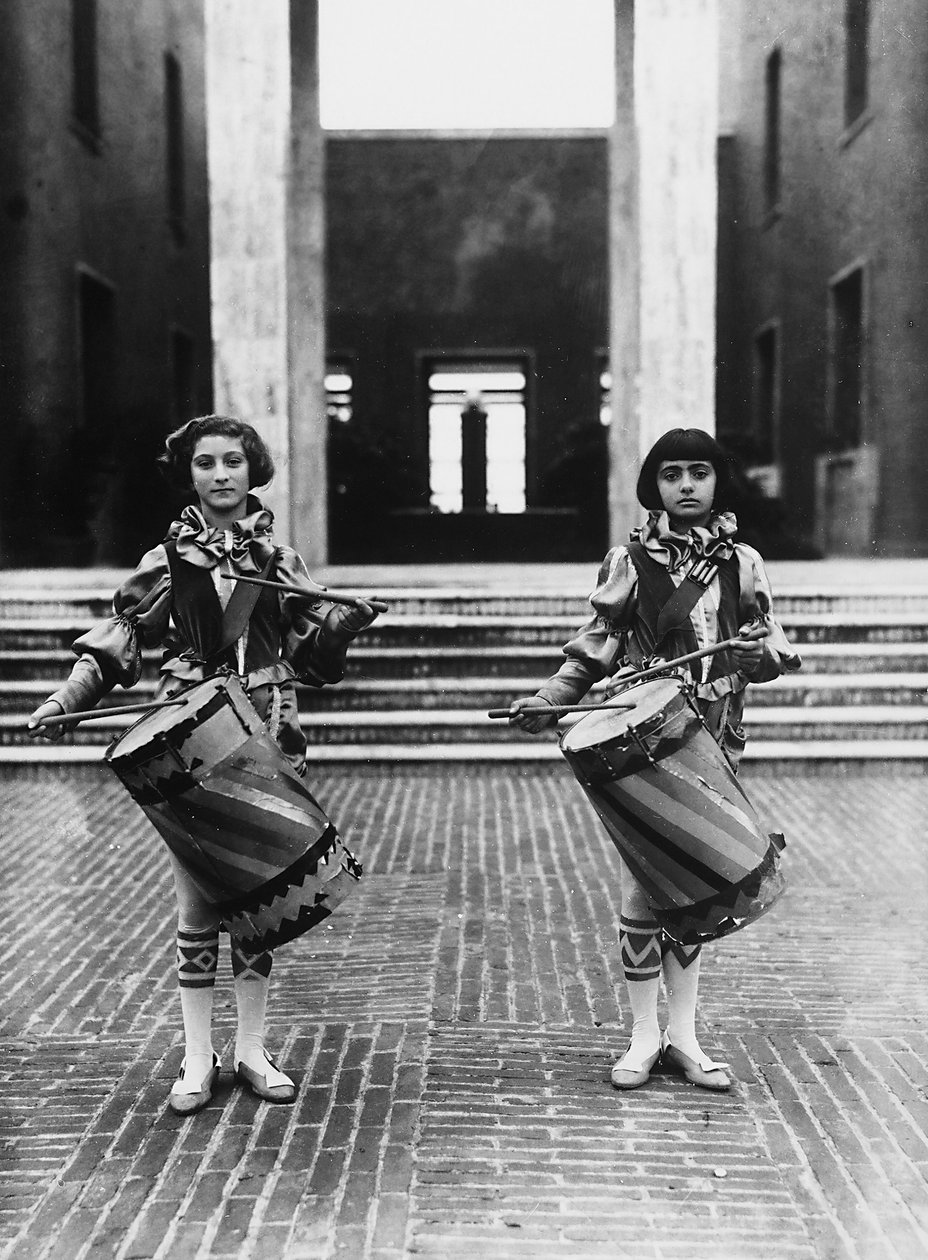 Villa Rosa Maltoni Mussolini: två unga flickor klädda som page boys (s/v foto) av Fratelli Alinari