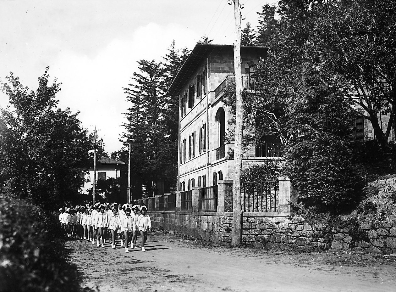 Villa Rosa Maltoni Mussolini: unga kvinnliga studenter på promenad (s/v foto) av Fratelli Alinari