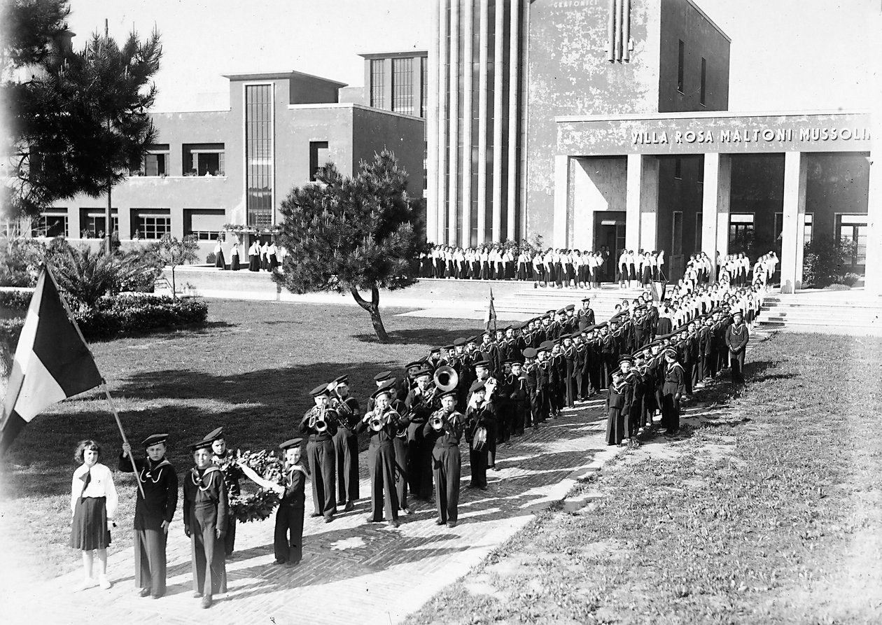 Villa Rosa Maltoni Mussolini: unga studenters band och parad (s/v foto) av Fratelli Alinari