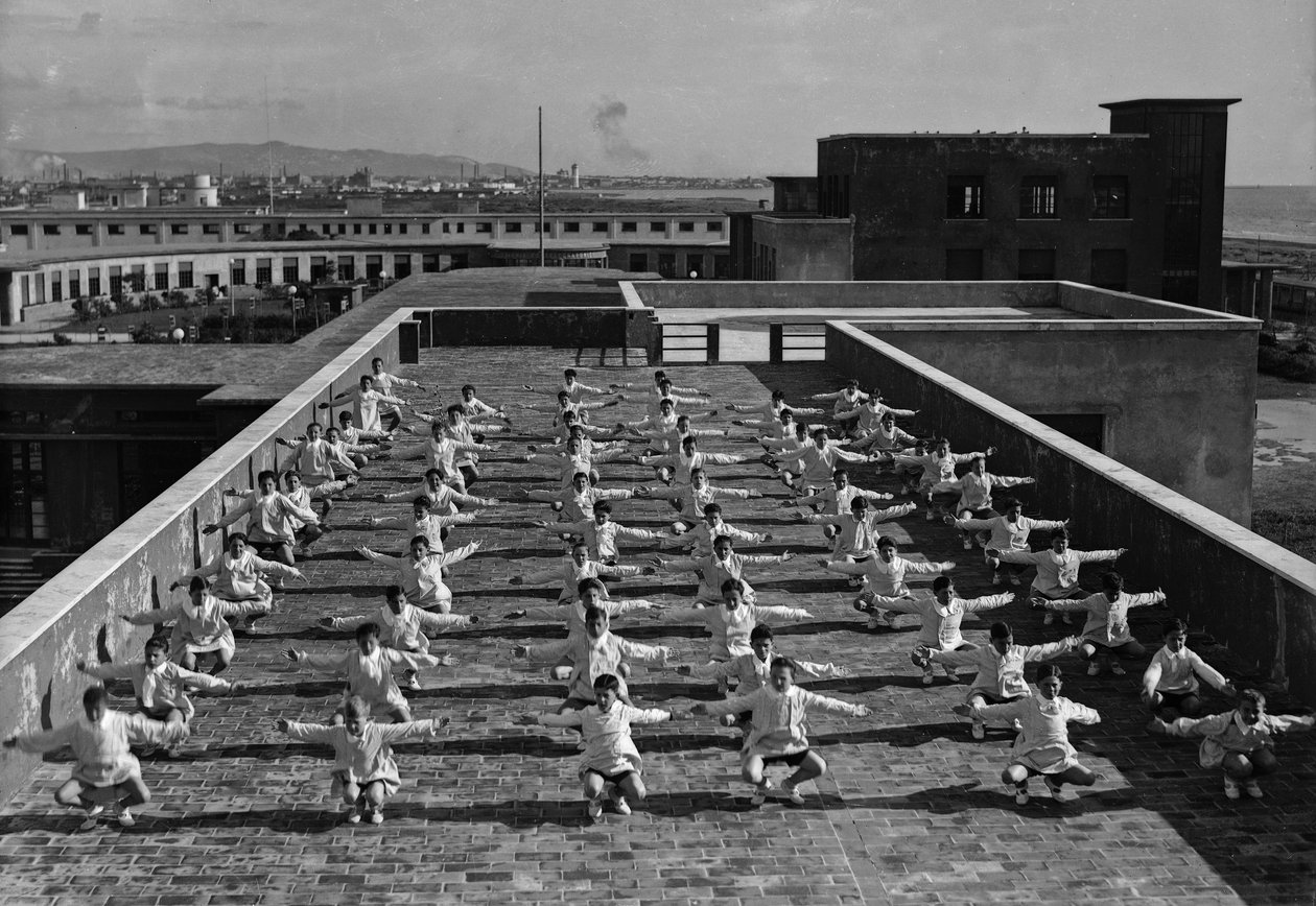 Villa Rosa Maltoni Mussolini: unga studenter tränar (s/v foto) av Fratelli Alinari