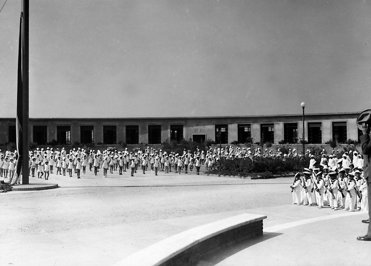 Villa Rosa Maltoni Mussolini: utbildning för unga studenter (s/v foto) av Fratelli Alinari