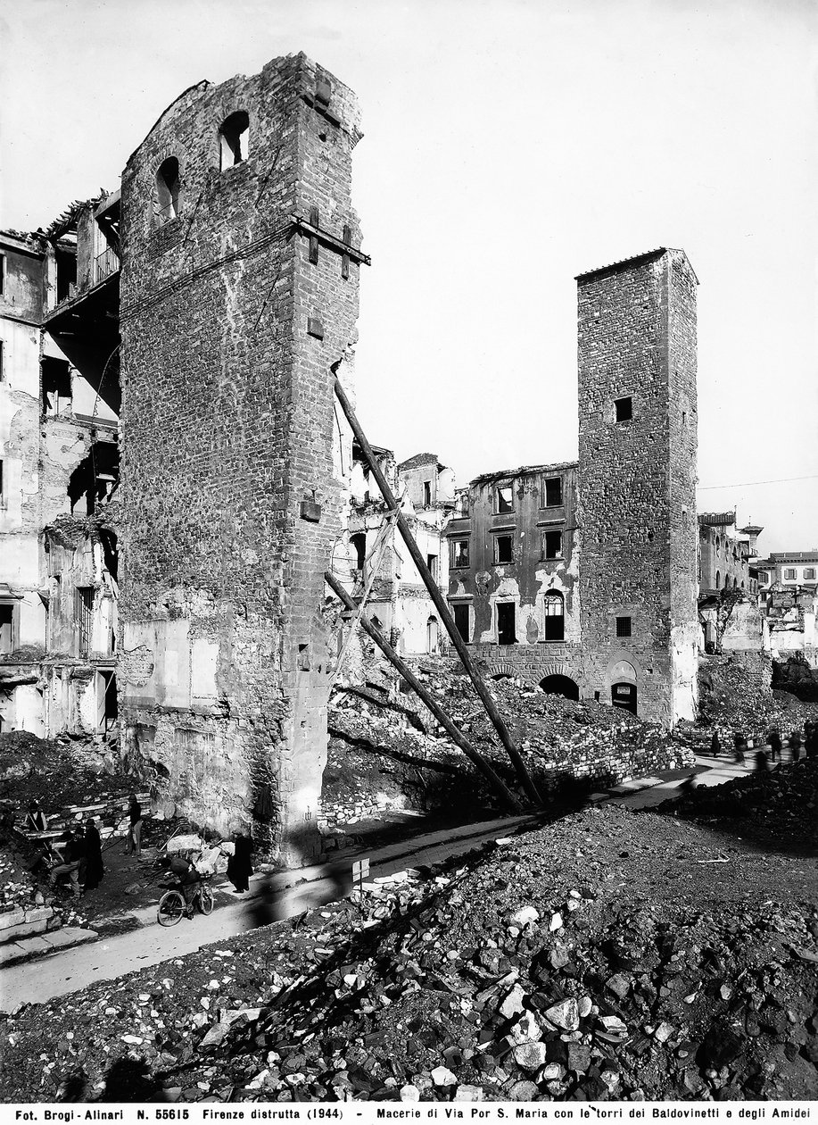 Andra världskriget: spillrorna på Via Por Santa Maria med tornen Baldovinetti och Amidei i Florens, efter bombningen. Detta fotografi var tidigare en del av Brogi Collection, men tillhör nu Alinari Collection (s/v foto) av Fratelli Alinari