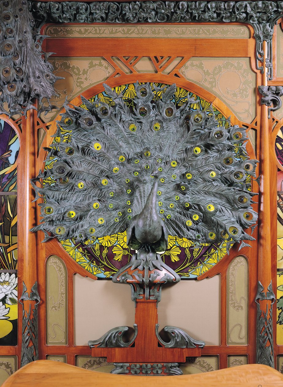 En påfågel, från den centrala panelen av en väggmålning från Fouquet-juvelerarna i Paris, 1901 (brons och trä) av Alphonse Mucha