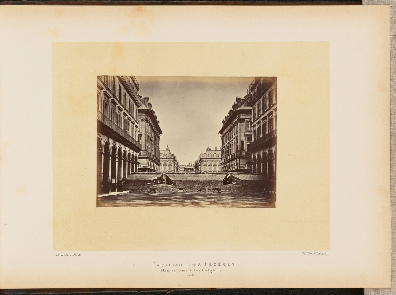 Barricade des Fédérés, Place Vendôme och Rue Castiglione. av Alphonse J. Liébert