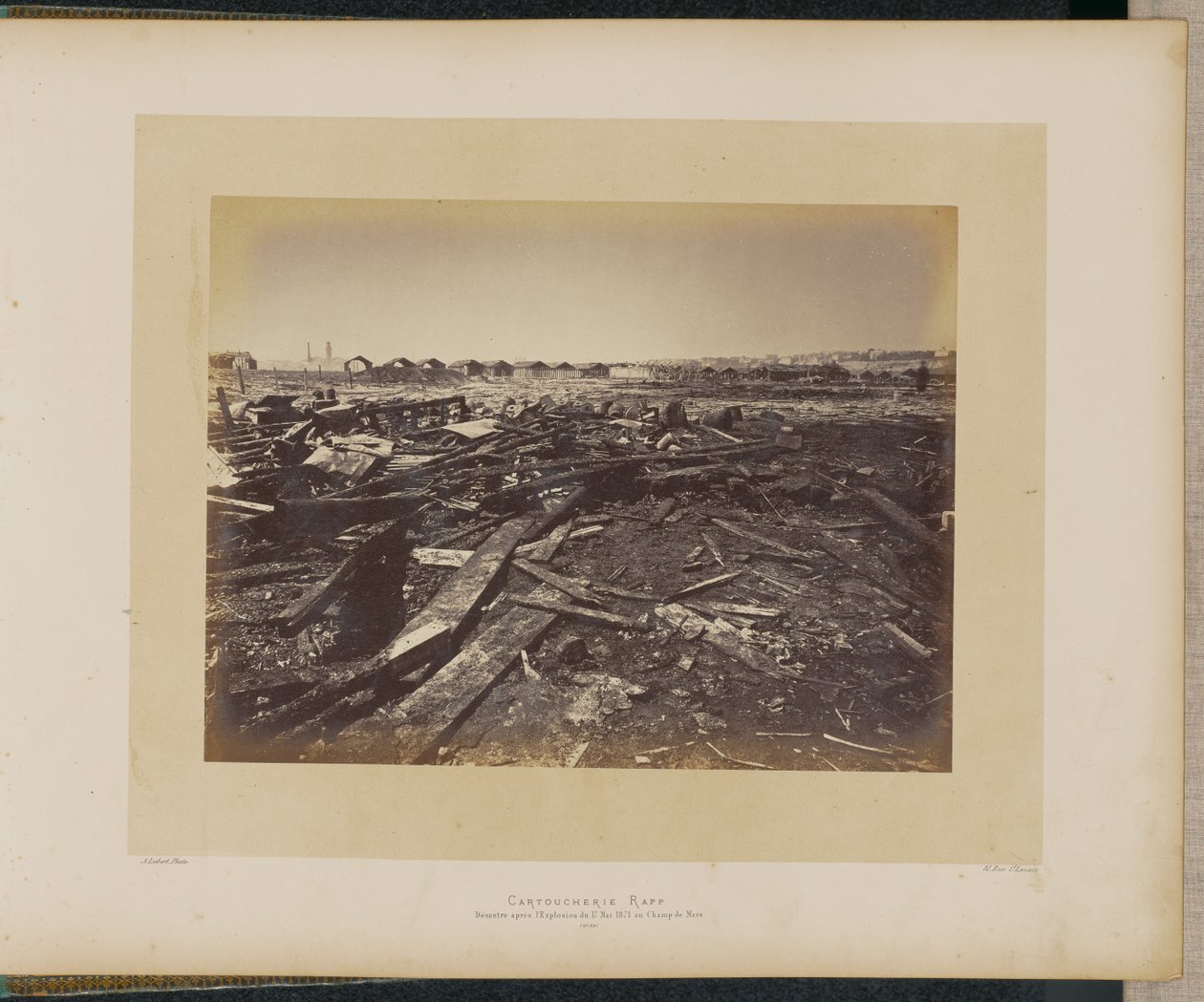 Cartoucherie Rapp. Katastrofen på Champ de Mars efter explosionen den 17 maj 1871. av Alphonse J. Liébert