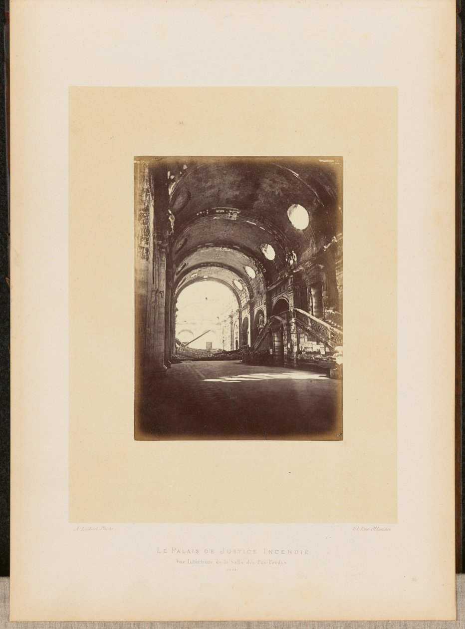 Palais de Justice i brand. Interiörvy av Salle des Pas-Perdus. av Alphonse J. Liébert