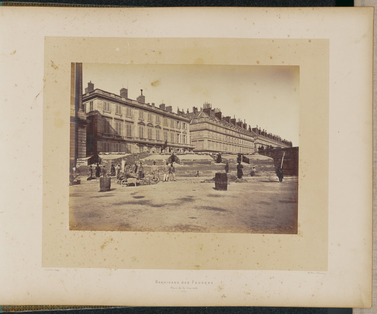 Federaternas barrikad, Place de la Concorde. av Alphonse J. Liébert