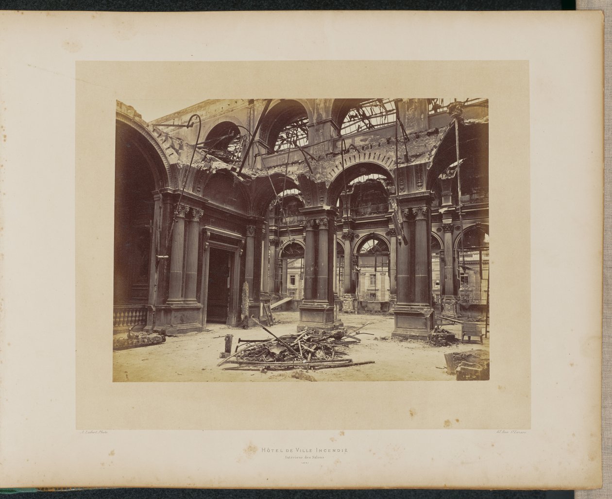 Det nedbrunna Hôtel de Ville. Ingång till salongerna. av Alphonse J. Liébert