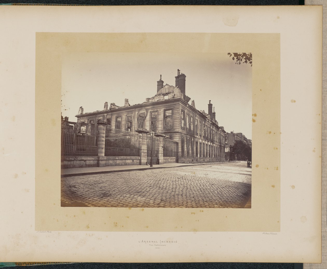 Den brinnande arsenalen. Exteriör vy. av Alphonse J. Liébert