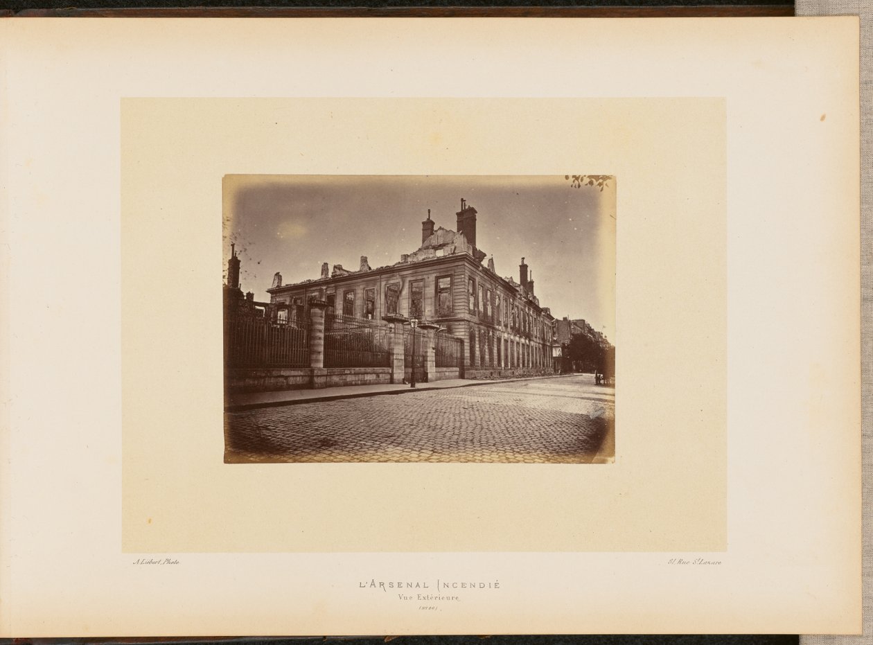 Den brinnande arsenalen. Exteriör vy. av Alphonse J. Liébert