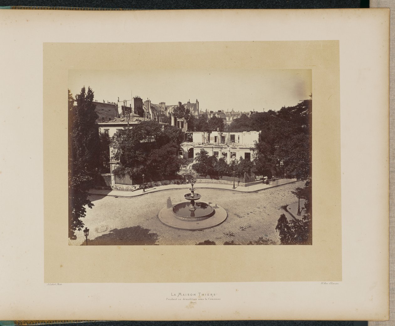 Thiers-huset under rivningen, under Kommunen. av Alphonse J. Liébert