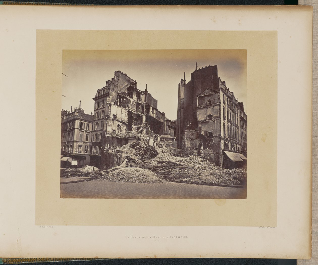 Den brinnande Place de la Bastille. av Alphonse J. Liébert