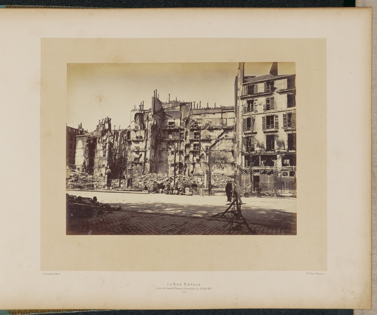 Rue Royale (hörnet vid Faubourg Saint-Honoré), satt i brand den 24 maj 1871. av Alphonse J. Liébert