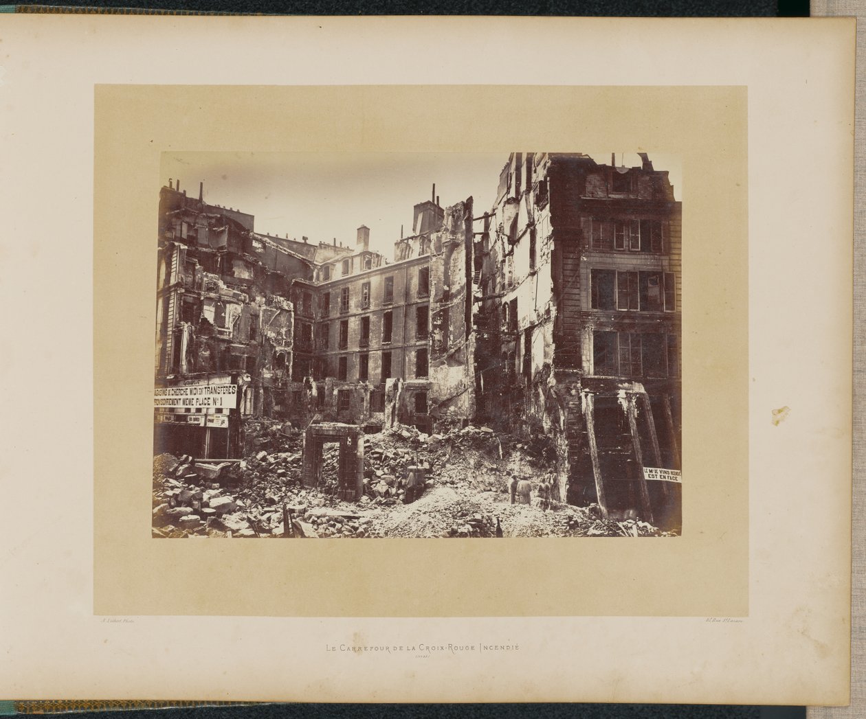 Den brinnande Carrefour de la Croix-Rouge av Alphonse J. Liébert