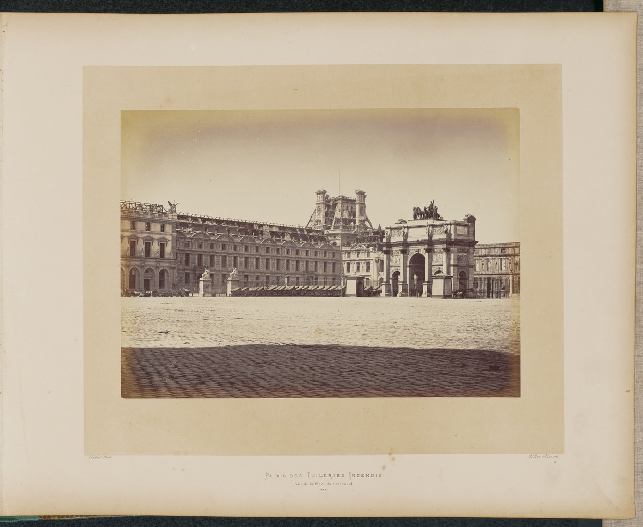 Tuilerierna i brand. Utsikt över Place du Carrousel. av Alphonse J. Liébert