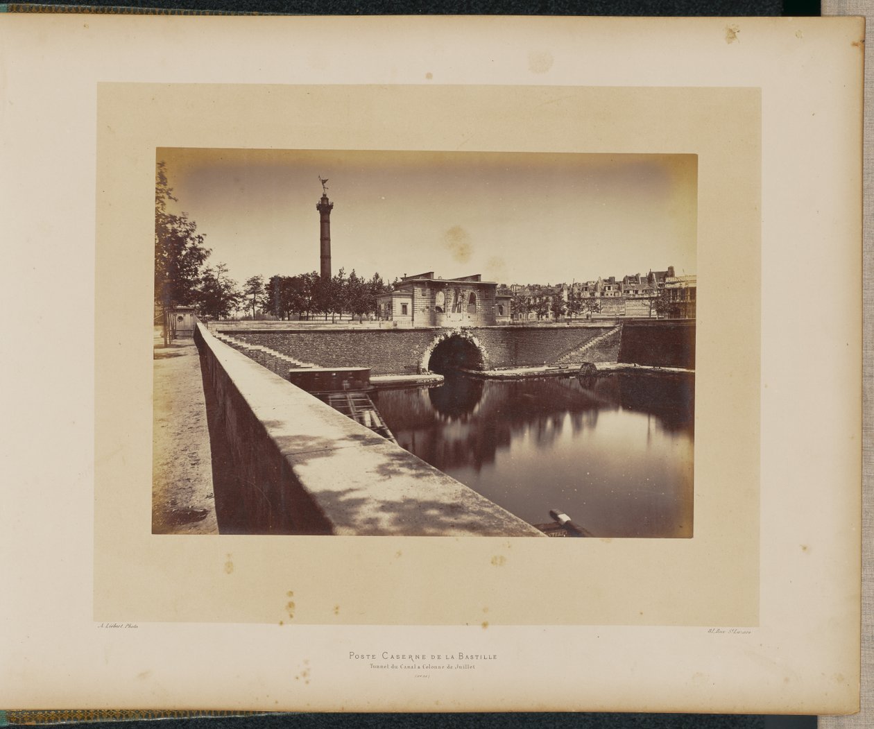 Bastiljens postkasern. Tunnel och Julikolonnen. av Alphonse J. Liébert