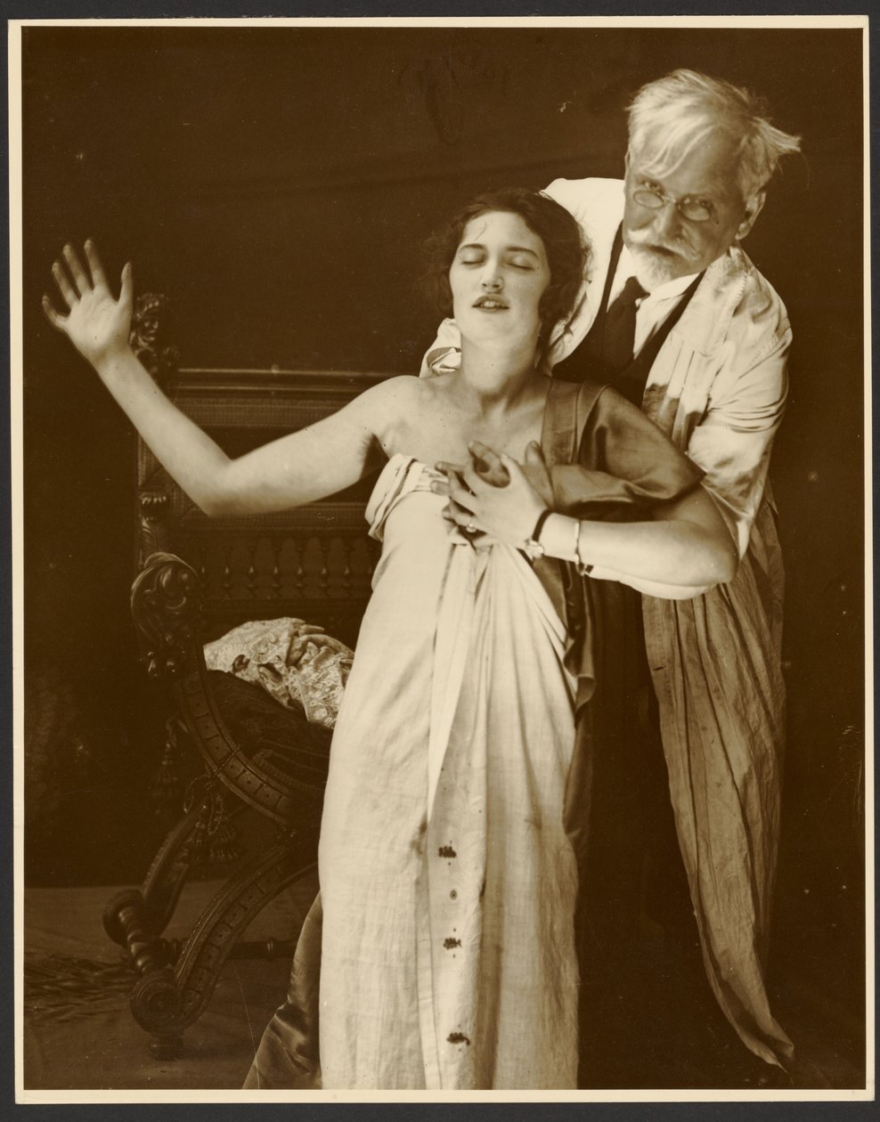 [Alphonse Mucha i kostym med dottern Jaroslava som modell för affischen, "De Forest Phonofilm" den första "talfilmen" som visades på Bio Adria (Prag), Zbiroh, Böhmen] av Alphonse Maria Mucha