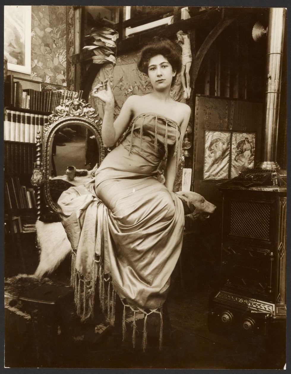 [Kvinnlig modell som håller en gren av lagerhägg, Paris] av Alphonse Maria Mucha