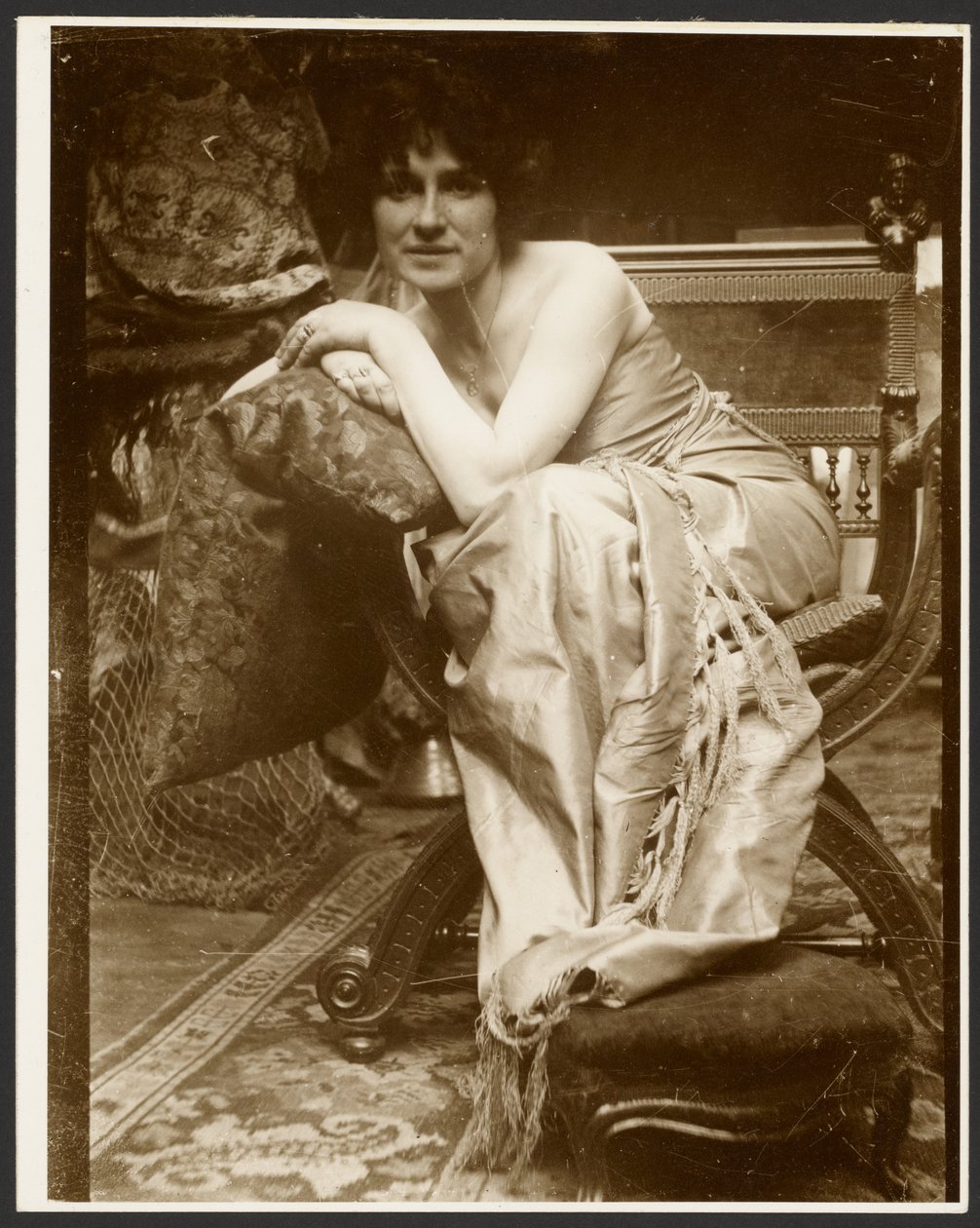 [Kvinnlig modell poserar för den dekorativa panelen "Emerald", som i början av 1930-talet användes för flera andra teckningar och målningar, Paris] av Alphonse Maria Mucha