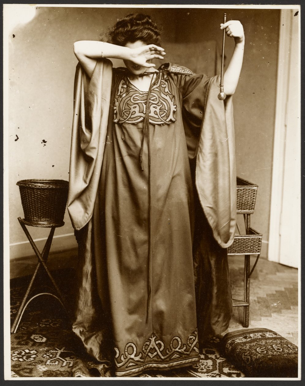 [Kvinnlig modell som står med ena handen över ansiktet och håller ett klot i den andra] av Alphonse Maria Mucha