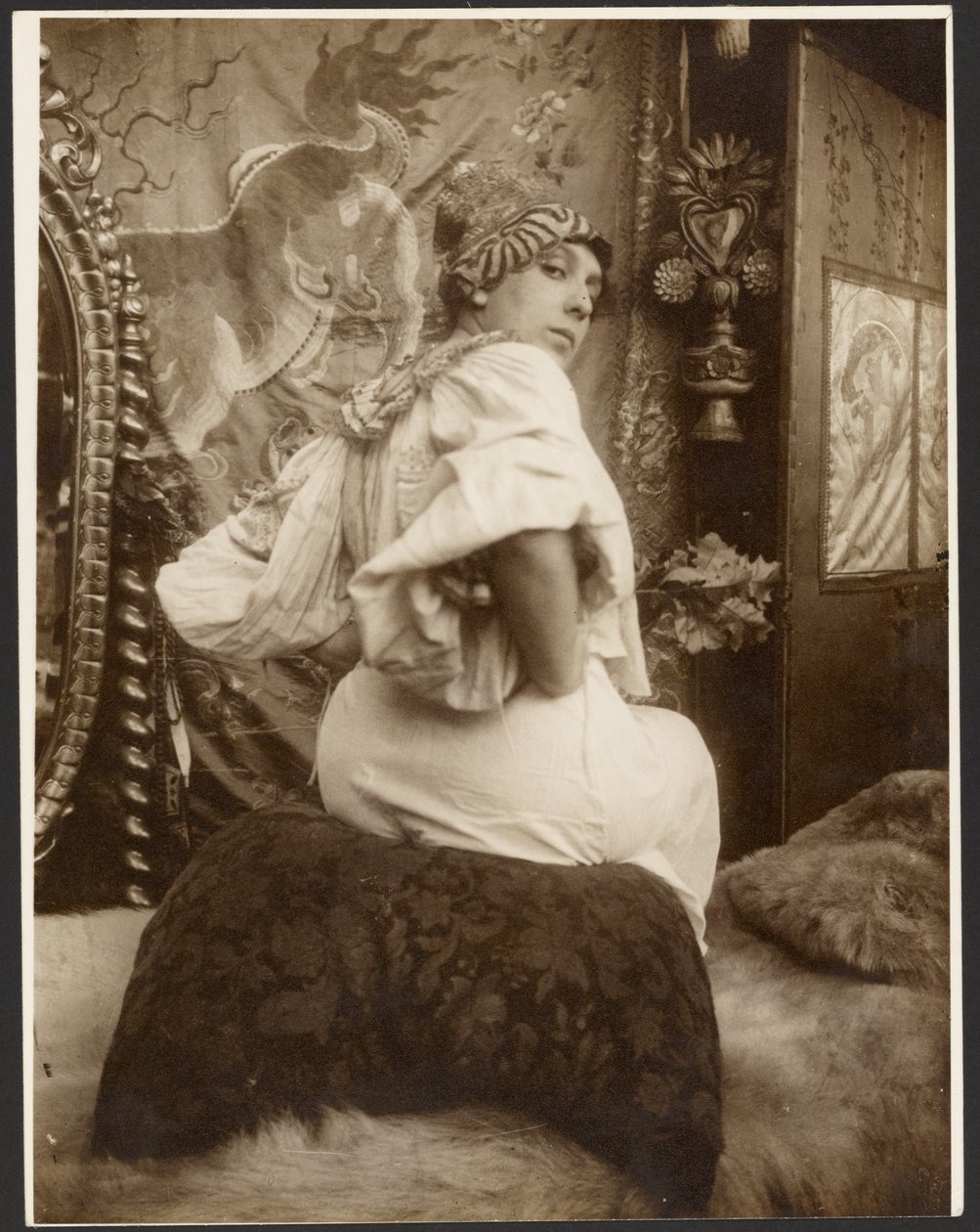 [Kvinnlig modell som användes i 1908 års dekorativa paneler på German Theater (New York), Paris] av Alphonse Maria Mucha